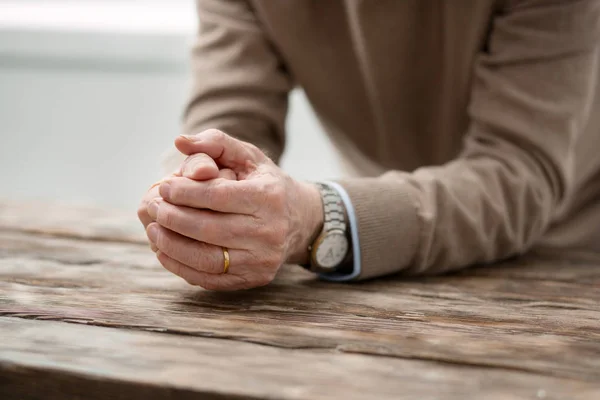 Handen van een zielige leeftijd man — Stockfoto