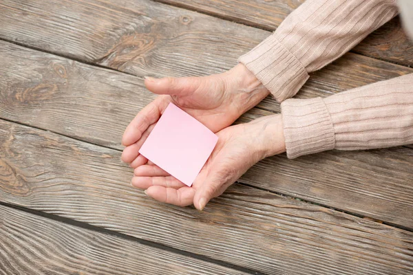 Top view of a note being in female hands — Stock Photo, Image