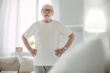 Hoş yaşlı adam odaya ayakta