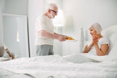 Yaşlı adam karısı hakkında bakım memnun