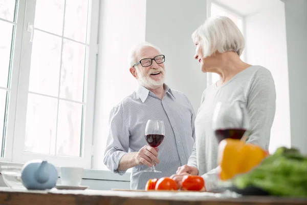 Allegro uomo anziano che si gode il vino — Foto Stock