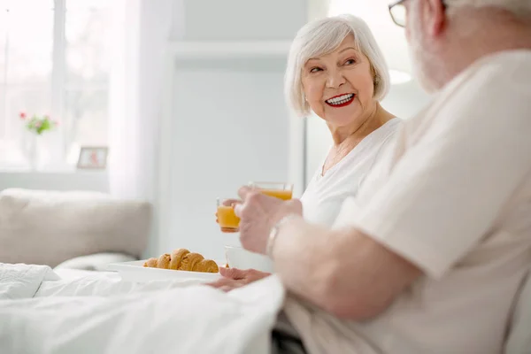 Alegre pareja de ancianos desayunando — Foto de Stock
