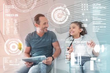 Duygusal üst komik kızıyla otururken gülüyor