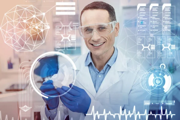 Glada läkare leende och med futuristiska teknik i sitt arbete — Stockfoto
