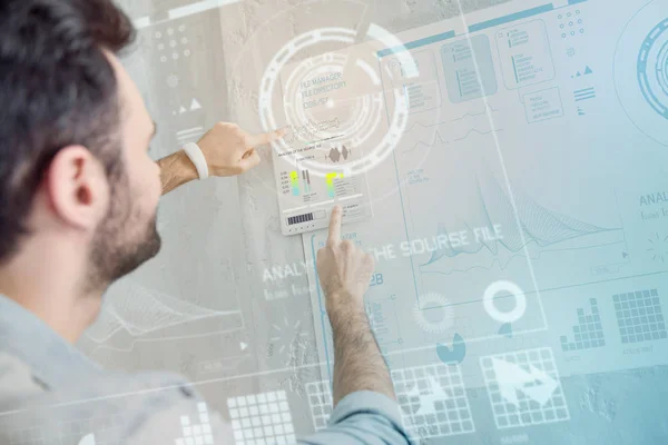 Administrador de análisis dibujar gráficos mientras trabaja — Foto de Stock