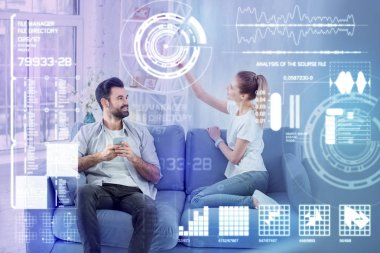 Akıllı erkek arkadaşına diyagramları gösterilen ve gülümseyen duygusal programcısı