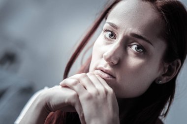 Kederli acı kadın depresyon çeker