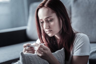 Ateşi olan yorgun kadın