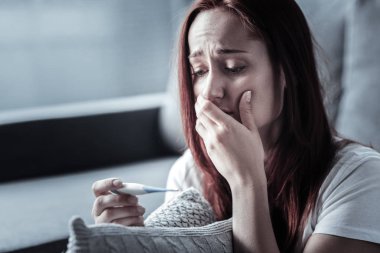 Dehşete mutsuz kadın sahip soğuk