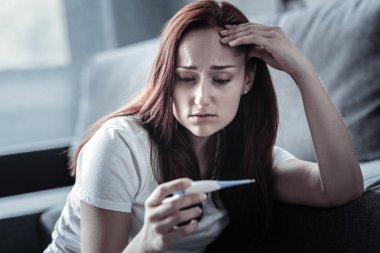 Endişeli endişeli kadın ateş acı