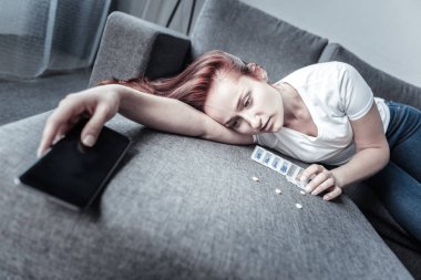 Kasvetli kadın depresyon yaşıyor