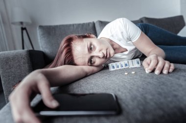 Depresyon etkileyen hüzünlü kederli kadın