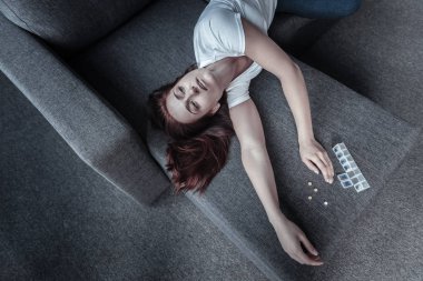 Ağlanacak içler acısı kadın alarak antidepresan