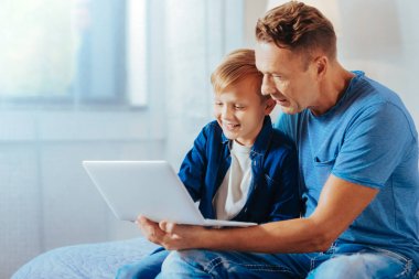 Netbook ekrana bakarak şirin mutlu çocuk