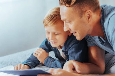 Pozitif zeki biri evlat ile paylaşıyor