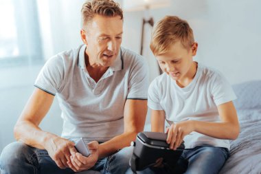 3D gözlük holding neşeli iyi çocuk