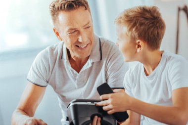 Akıllı meraklı çocuk babasına söz