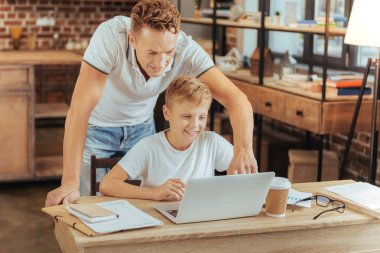 Neşeli mutlu çocuk dizüstü oturuyor