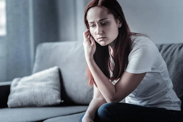 Chato mulher triste enfrentando problemas — Fotografia de Stock