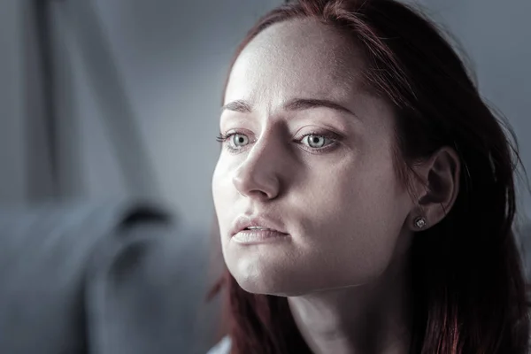 Deprimerad upprörd kvinna lämnar ensam — Stockfoto