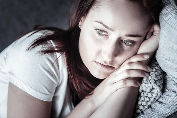 枕で休んで動揺の不安定な女性 — ストック写真