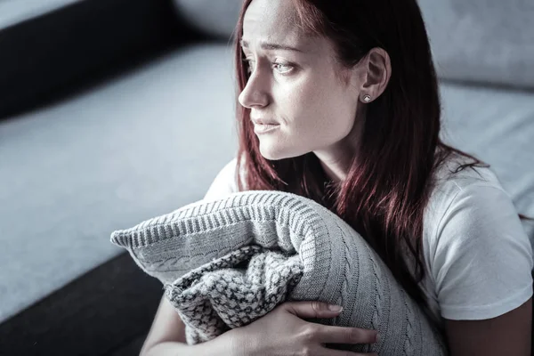 Charmante, aufrichtige Frau, der seine Präsenz fehlt — Stockfoto