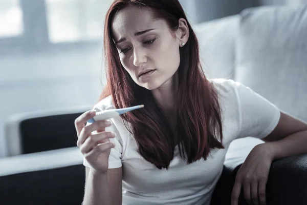 Страшна похмура жінка має грип — стокове фото