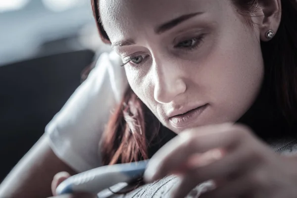 Bedroefd triest vrouw infecteren met een virus — Stockfoto