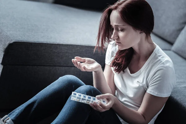 Mulher infeliz deplorável tomando medicação — Fotografia de Stock