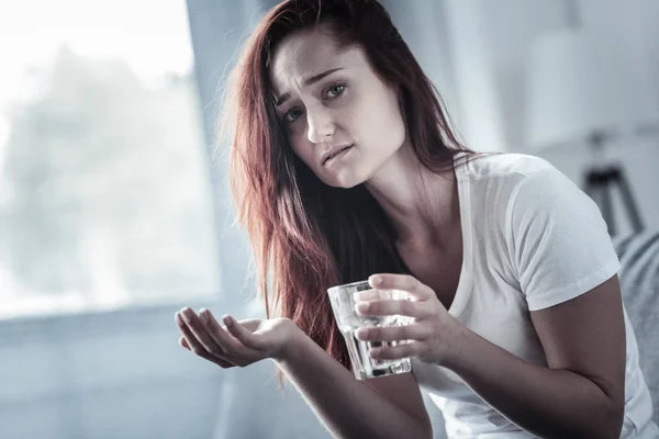 Depresyon tedavisinde ağlanacak güzel kadın — Stok fotoğraf