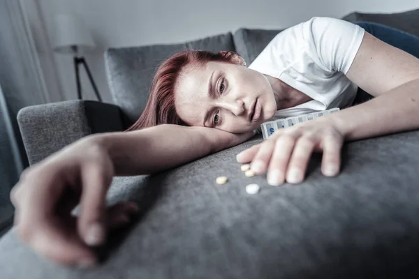 Mujer cansada agotada abrumada por la depresión — Foto de Stock