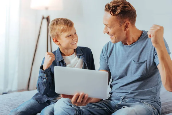 Alegre buen padre e hijo diciendo que sí — Foto de Stock