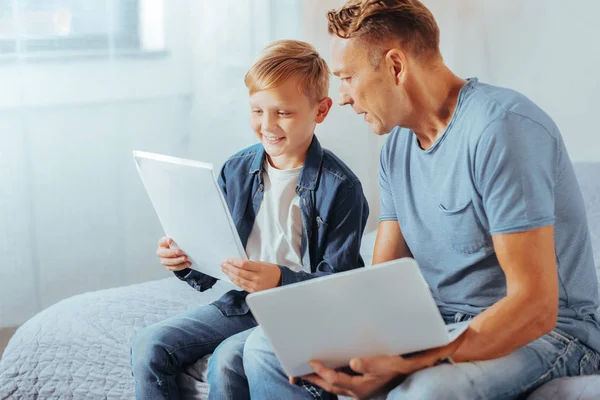 Positivo buen hombre apoyando a su hijo — Foto de Stock