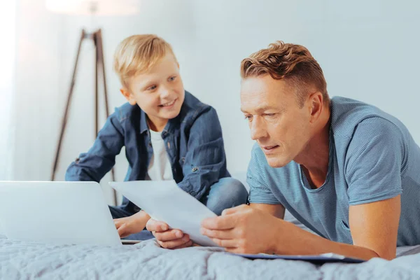 Agradable buen hombre leyendo un documento — Foto de Stock