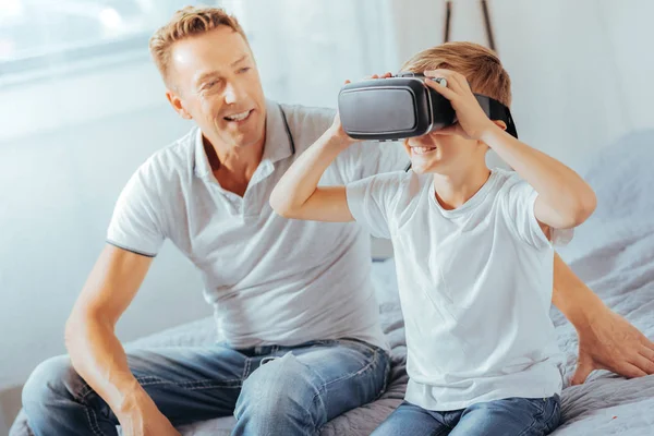 Deleitado niño feliz con gafas de realidad virtual — Foto de Stock