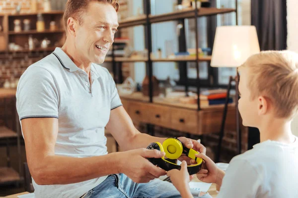 Bonito bom homem tomando fones de ouvido — Fotografia de Stock