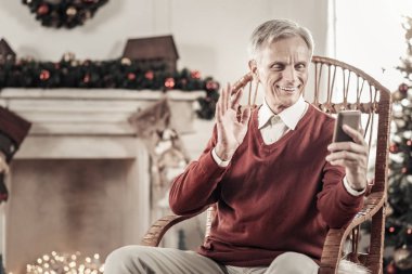 Online iletişim neşeli gri saçlı erkek