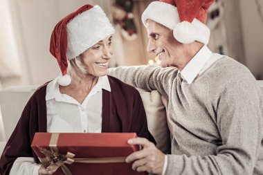 Sevgi dolu çift yeni yıl kutlama