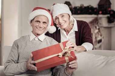 Onu adam duran pozitif sarışın kadın