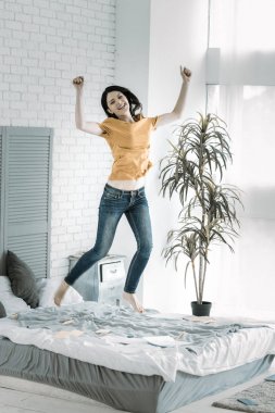 Neşeli kız öğrencinin geçen sınav