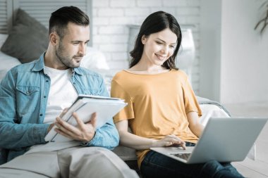 Dalgın iki öğrenci bilgilerini arama