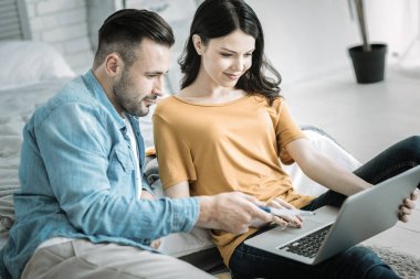 İki öğrencilerin birlikte eğitim musing