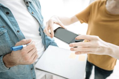 Fotoğrafta genç eller