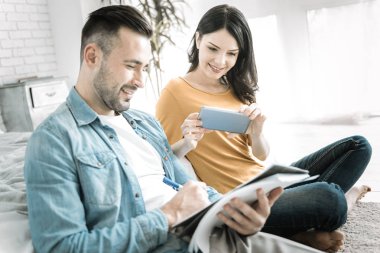 Neşeli iki öğrenci malzeme sınıflandırma