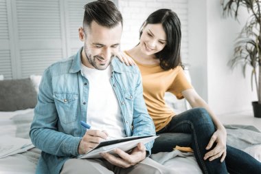 Malzeme tekrar mutlu iki öğrenci