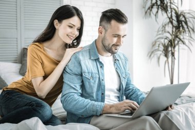 Neşeli iki arkadaş Web arama