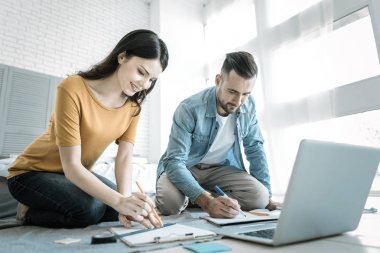 Projede çalışan iddialı iki arkadaşları