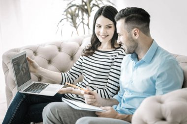 İyimser iki öğrenci ödev tartışıyor