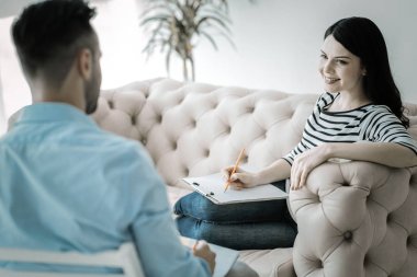 Genç iki meslektaşları hedef tartışıyor