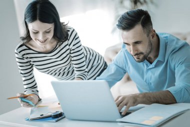 Özenli iki arkadaşları konuşma yazma